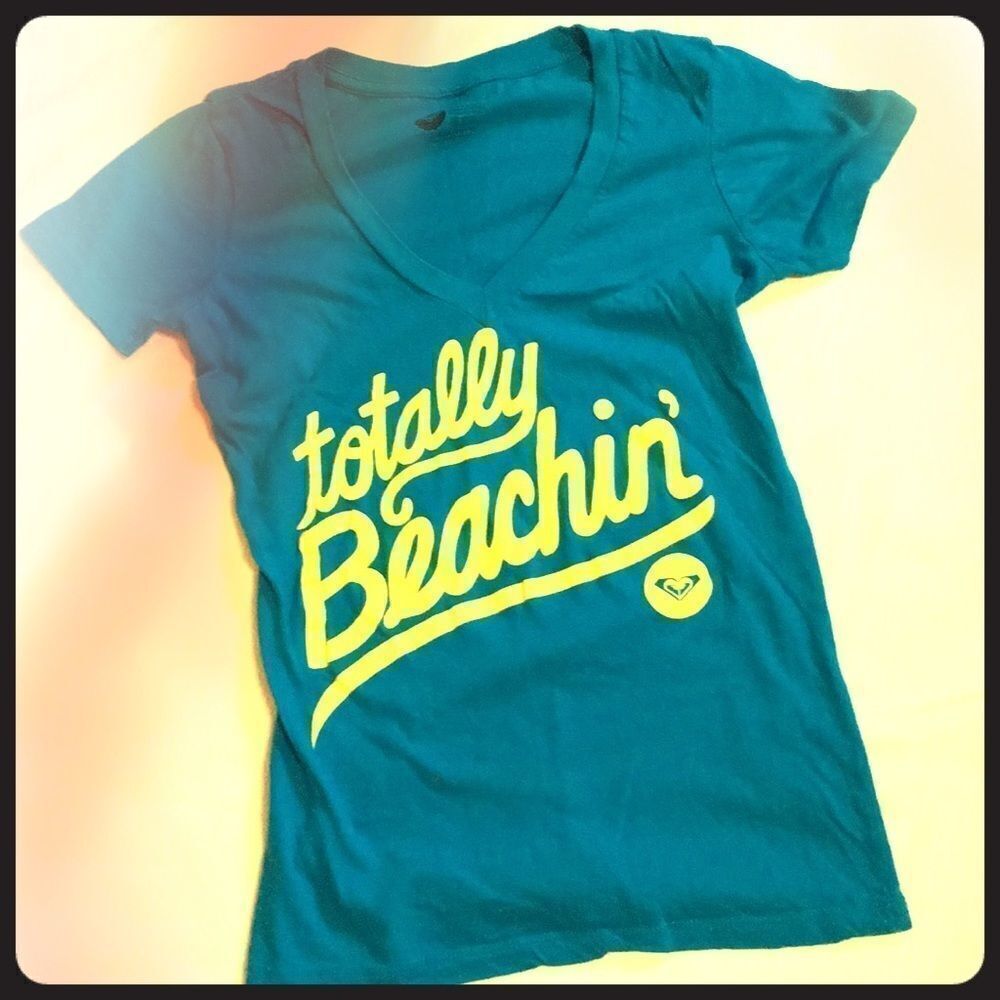 Totally Beachin’ V neck Tee size S